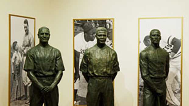 HOF-statue2.jpg